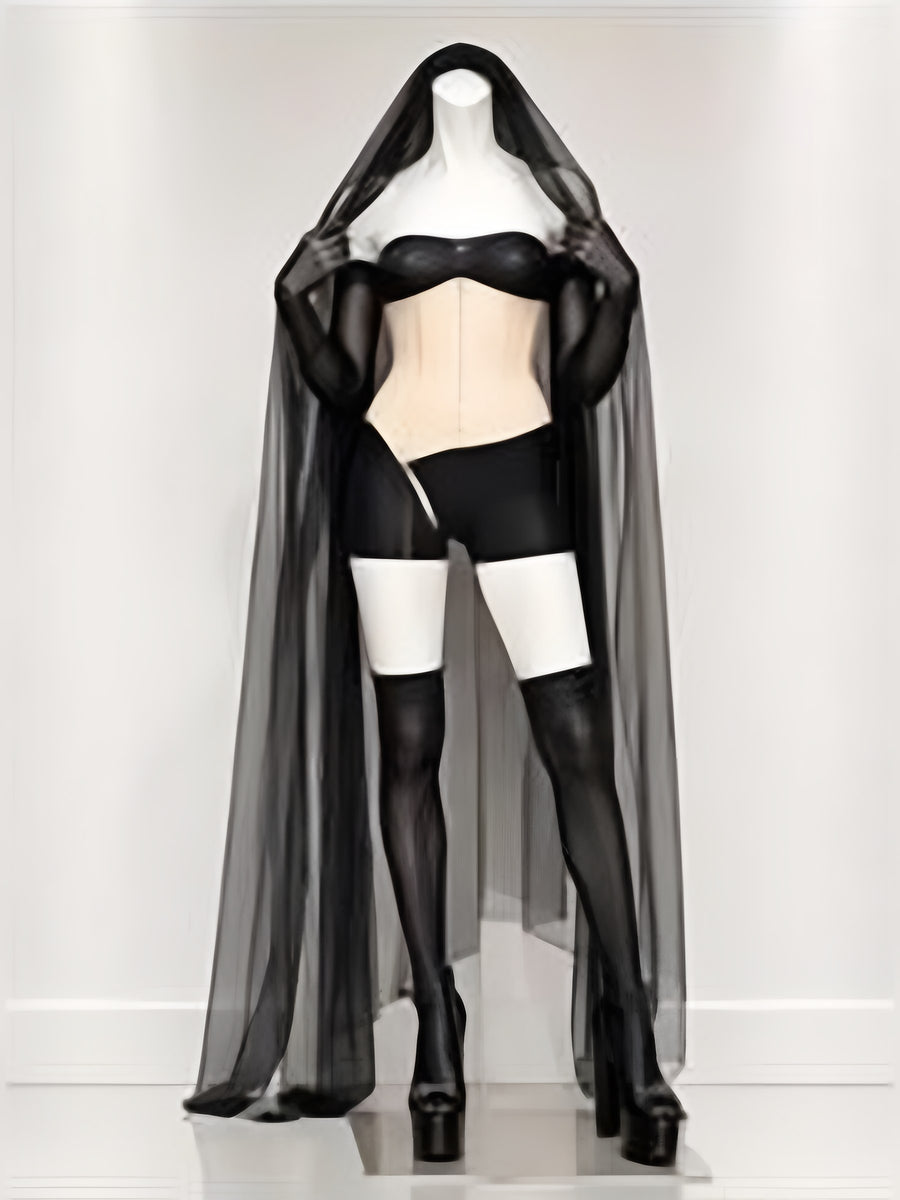 Passage 22 – Cape en tulle noir & corset nude