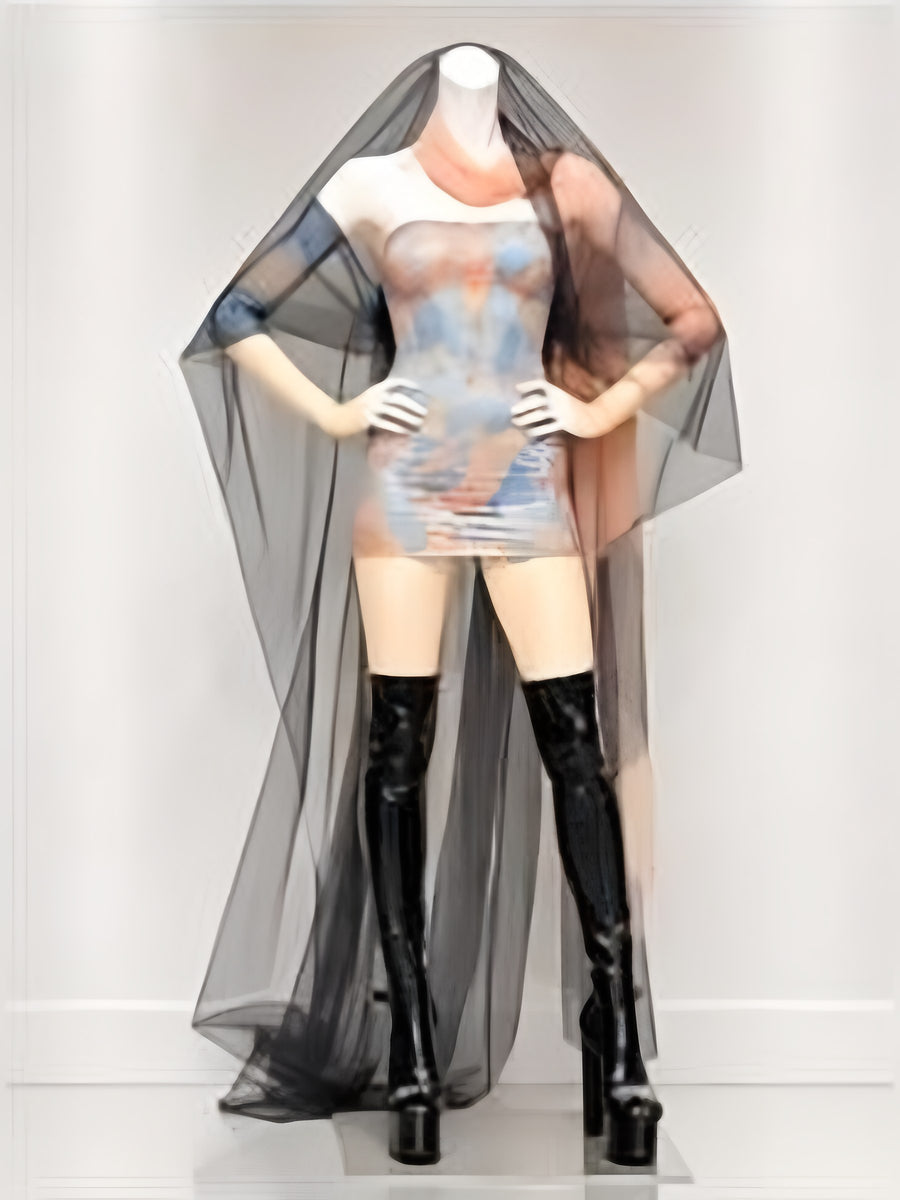 Passage 8 – Voile en tulle noir & robe bleue imprimée