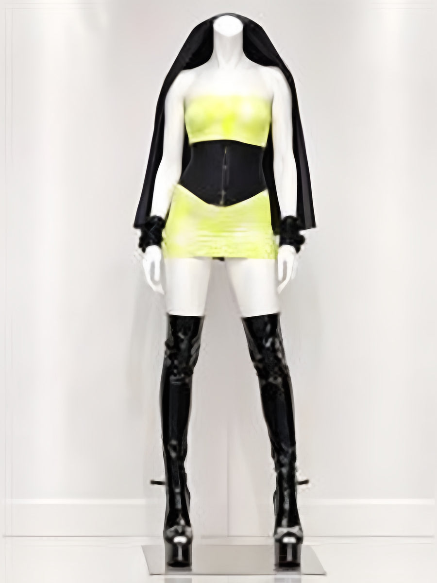 Passage 16 – Robe bustier jaune fluo & capuche noire