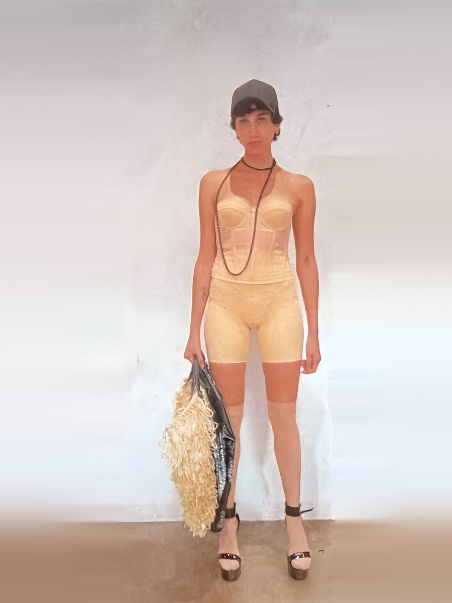 Passage 2 – Bustier peint argent & cycliste